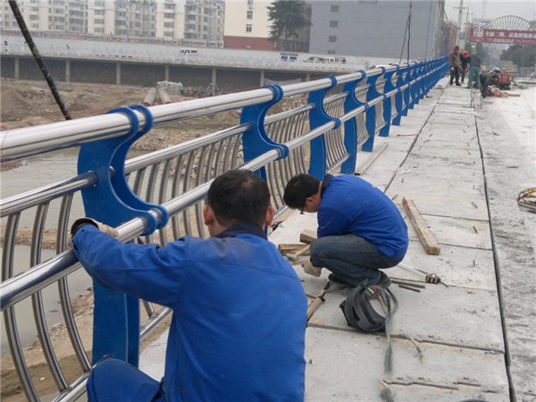 葫芦岛不锈钢河道护栏的特性及其在城市景观中的应用